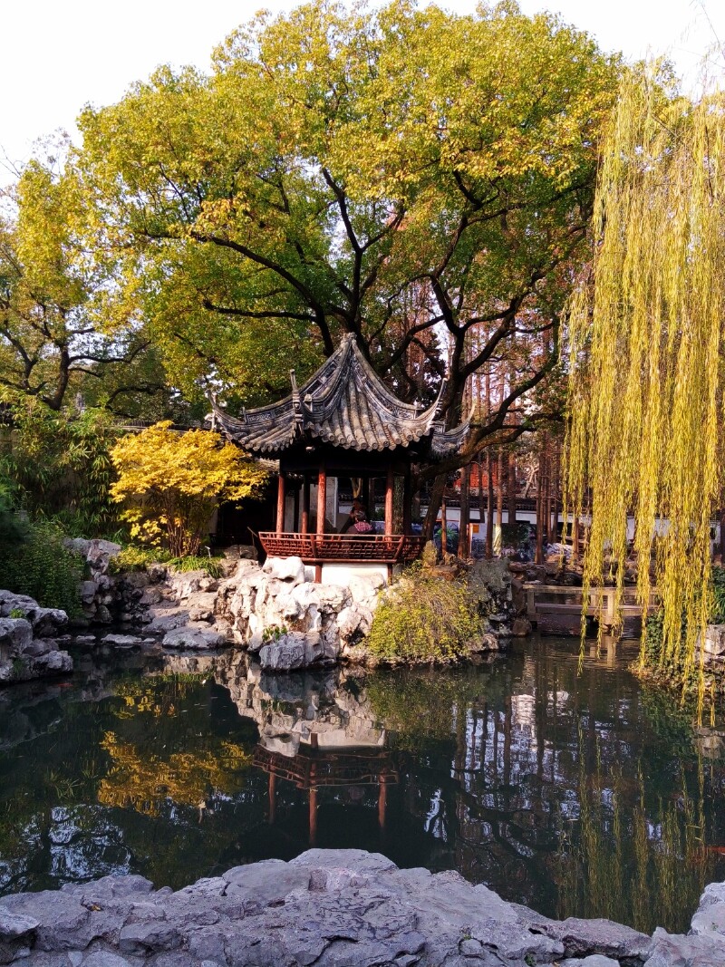 江南园林建筑艺术的风格,亭台楼阁, 设计精巧,布局细腻.