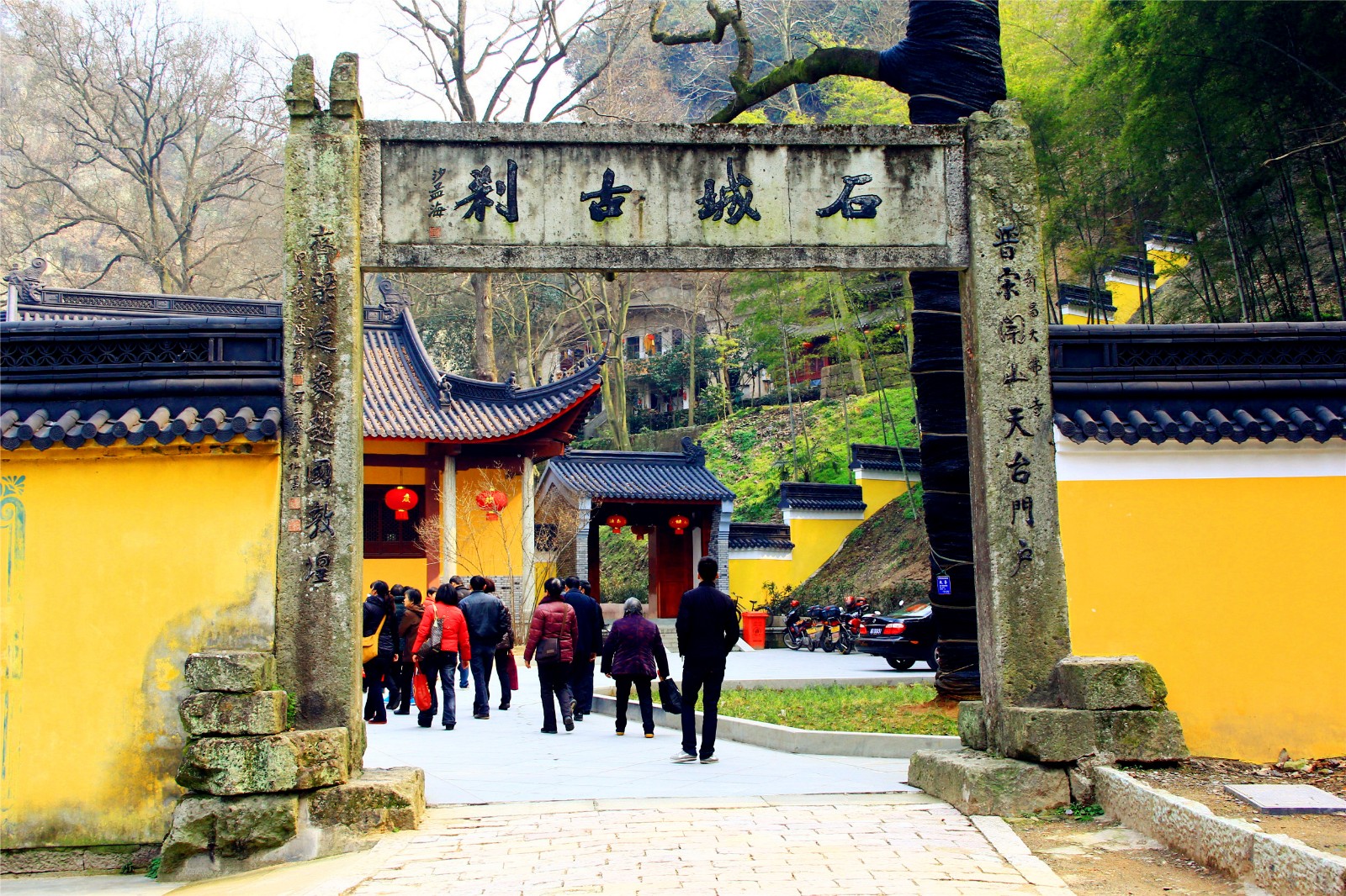 院位於大佛寺右側山坡上的大悲院是1999年5月2日新昌旅遊節期間開光的