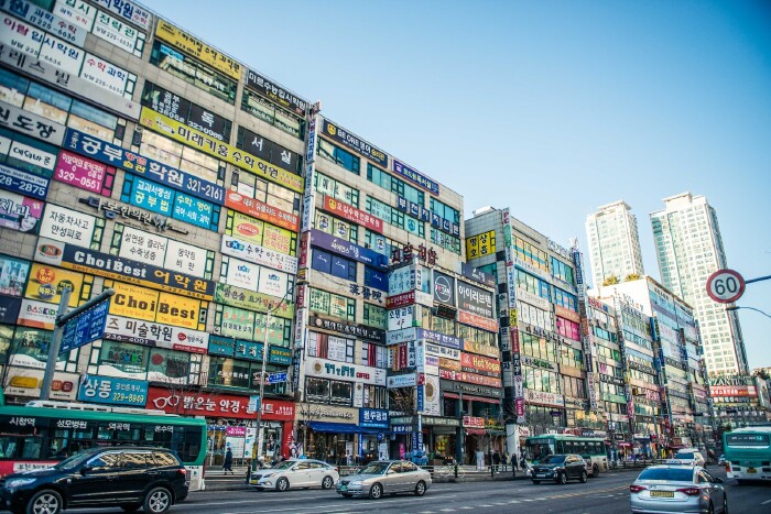 满是广告的商业楼,要是换在我们国家,会不会被城管勒令拆掉?