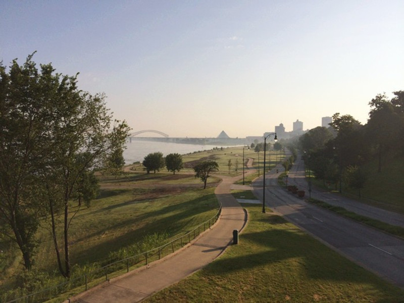 晨光中的密西西比河邊公園.