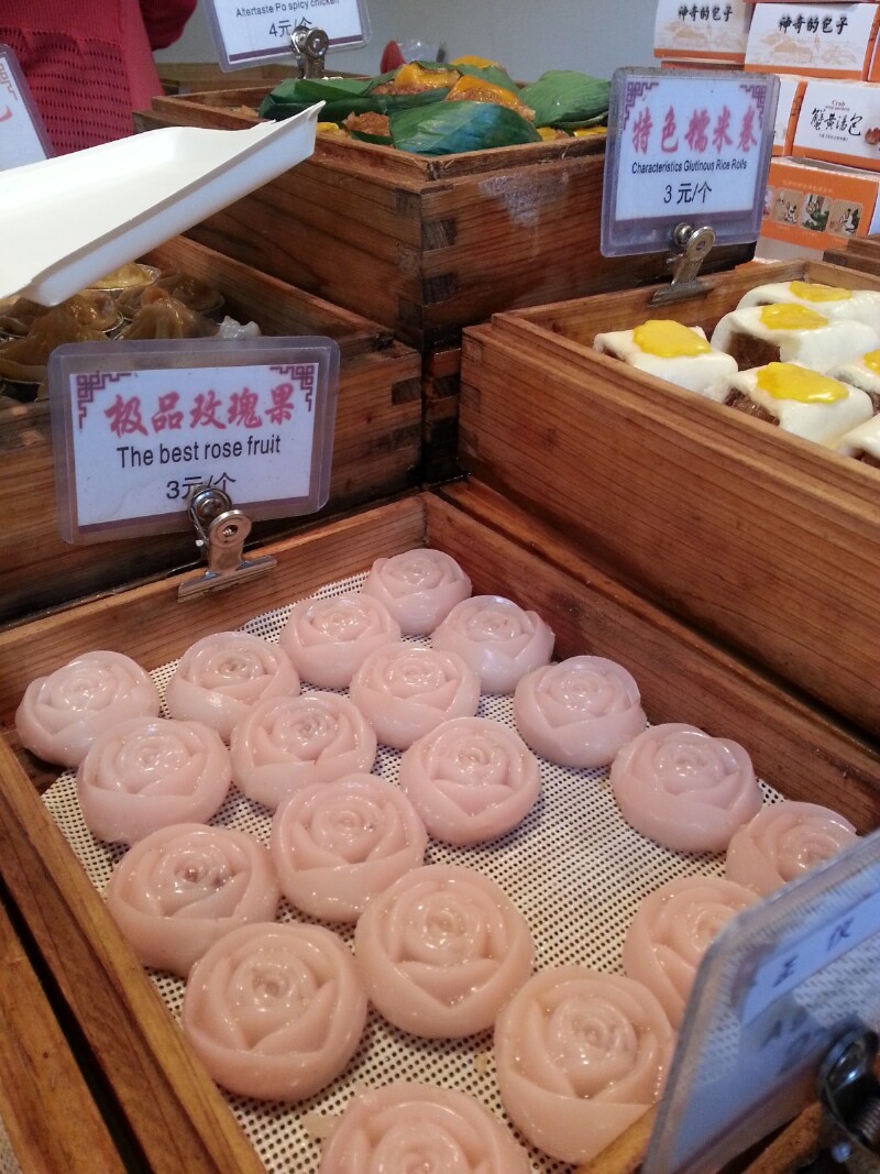 除了这些家常菜外,水乡里还有很多特色小吃,比如 肉类:万三蹄