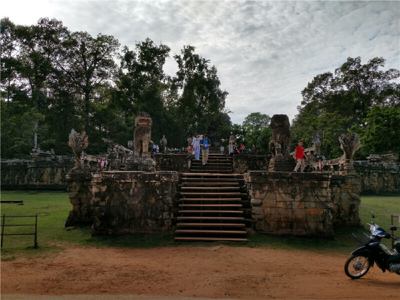 是当时的皇家火葬场所在地,因平台顶端一座没有性别的"癞王"雕像得名