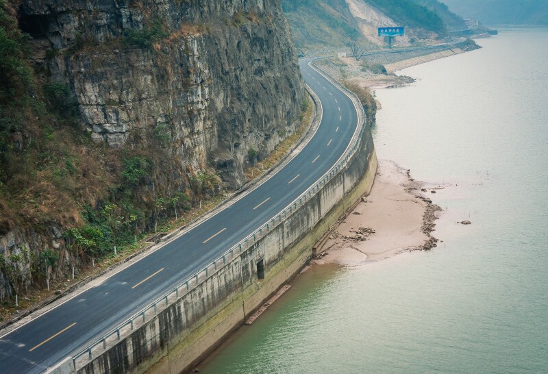 蜿蜒曲折的沿河公路,连通尘世与美景.