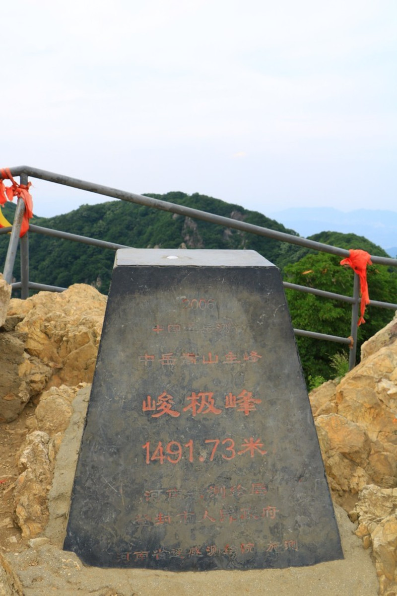 一邊是往中嶽景區,一邊是往最高點峻極峰,由於中嶽景區主要的近點瀑布