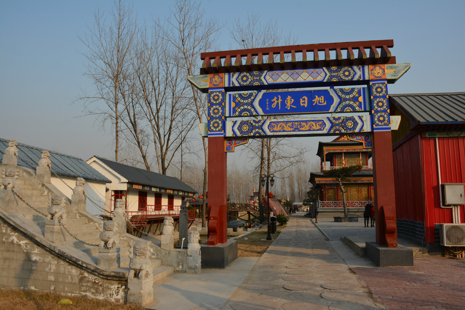 翰墨文化园p28:"旭日东升"的彩色牌坊,颜色很是艳丽