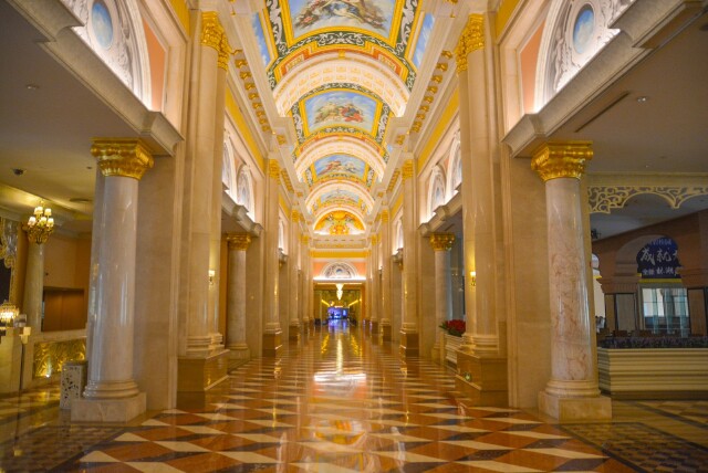 采用纯欧式,灯光璀璨,豪华奢侈,墙上壁画生动形象,好比一座国王宫殿