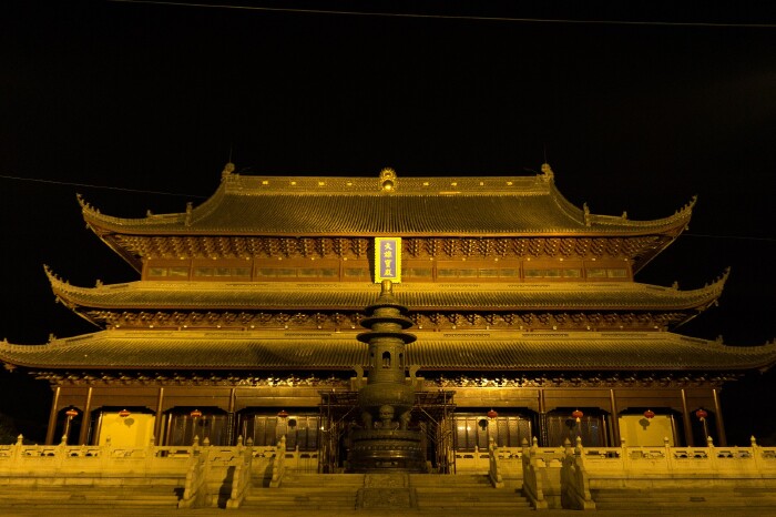 大雄宝殿算是这寺里最大的建筑了,简直和故宫里的大殿不相上下,看起来