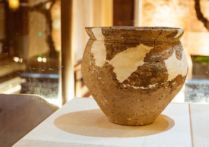 走廊展示台上摆放的是地下挖出的泥罐,能够把文物摆放在酒店供人随意