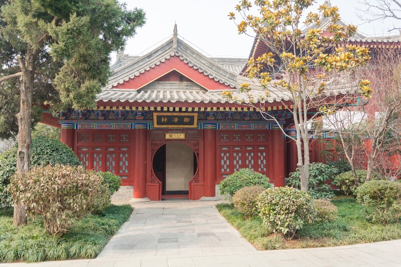 人类始祖女娲就是在这里"炼石补天";到了西周,"烽火戏诸侯"的周幽王就