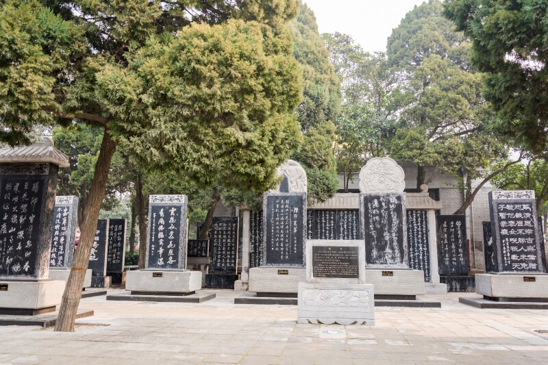 人类始祖女娲就是在这里"炼石补天";到了西周,"烽火戏诸侯"的周幽王就