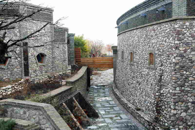 酒庄建设从中国传统美学出发,融进了很多中式元素,承袭汉朝的建筑风格