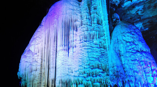 银子岩雪山飞瀑