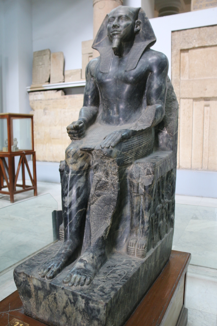 埃及兵马俑,年代比天朝的早多了,只是个头不大.