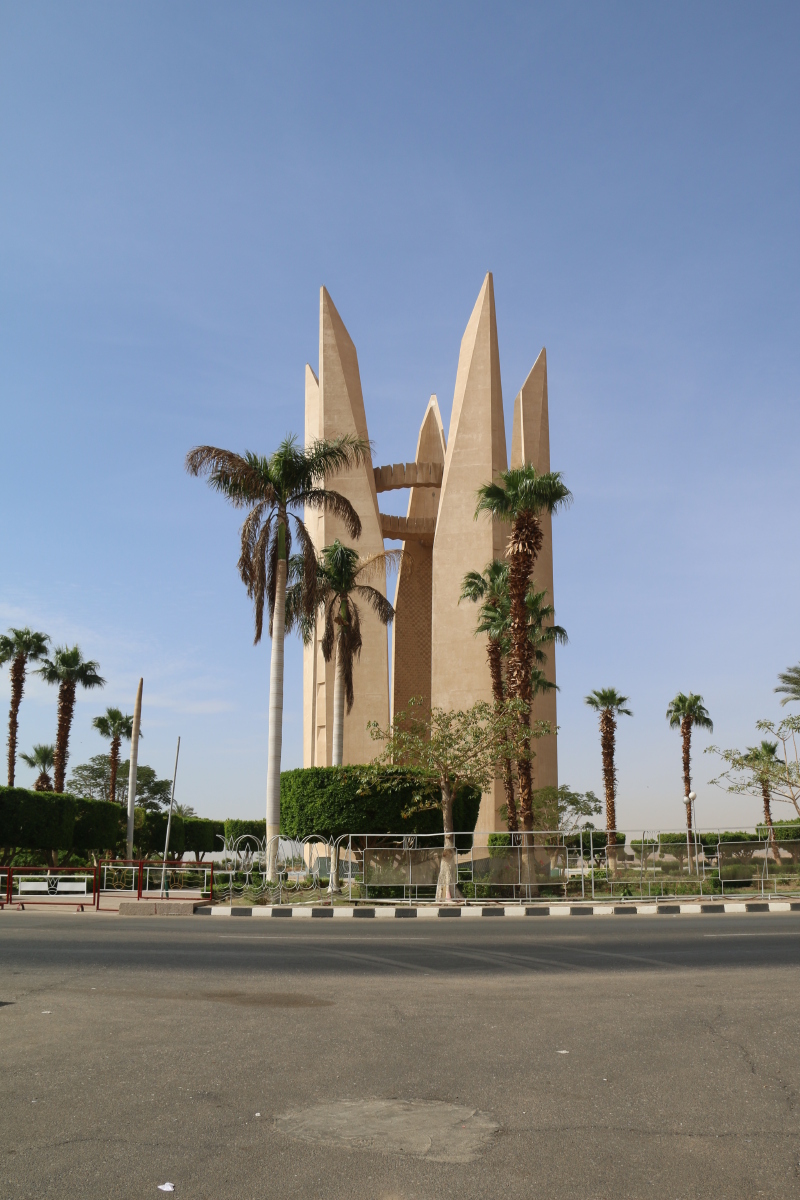 阿斯旺大坝是埃及现代最大的工程,上世纪60年代与前苏联合建(说白了就