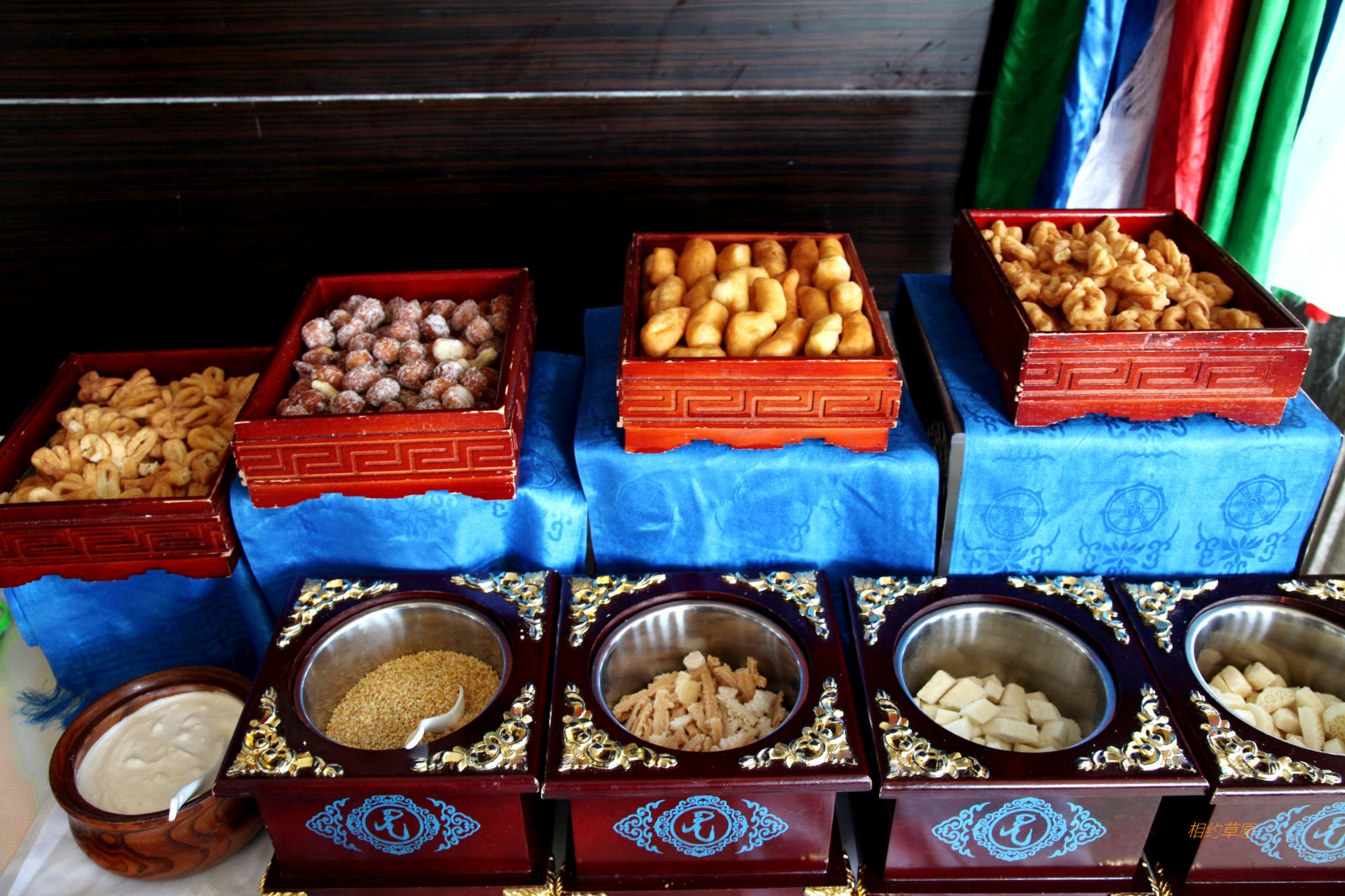 海鲜,蔬菜类的涮锅和蒙古民族特色早餐以及自己酒店特色菜肴,深得客户