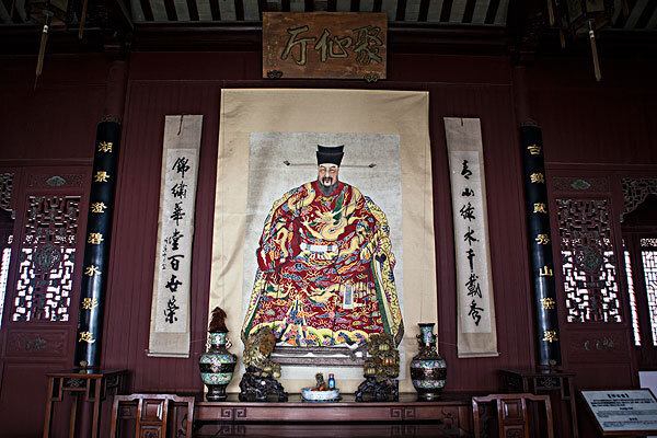 虞山鹁鸽峰麓,还有戊戌变法的积极赞助者翁同龢之墓;另有王石谷墓