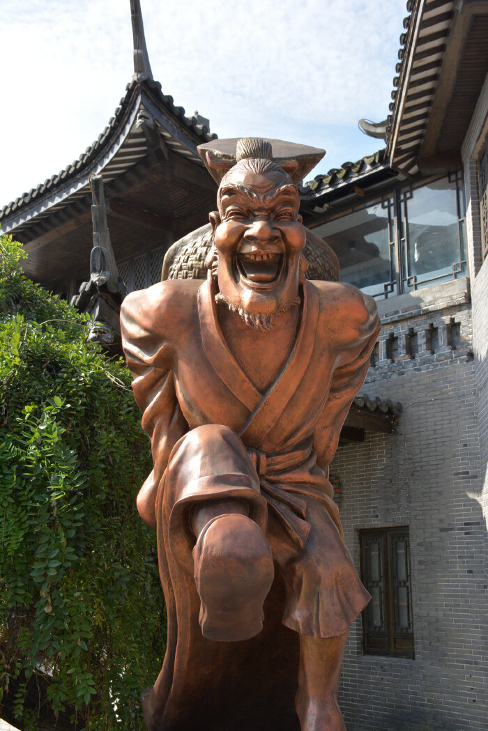 湖南岳阳小游巴陵p111:汴河街入口处的酒鬼酒雕塑很喜庆的老头呢
