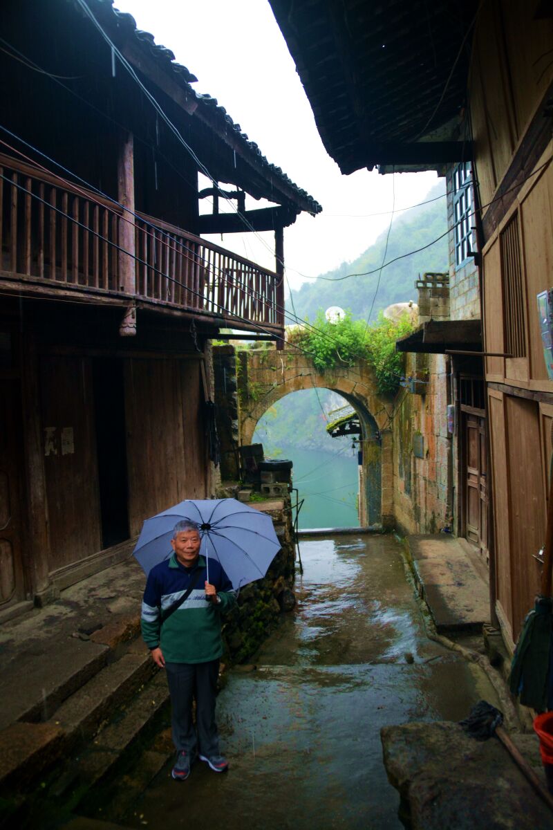 青山绿水的石堤.