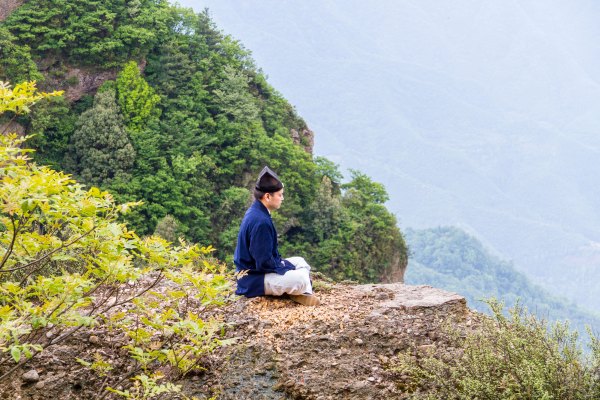 相传,当年佛祖正在打坐的时候,一只青蛙看到旁边的油灯,由于好奇就往