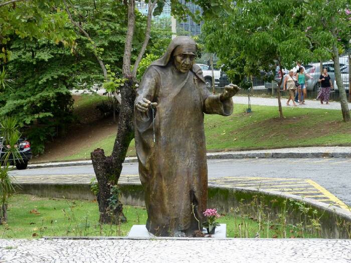 绿地一角,有特蕾莎修女的塑像.