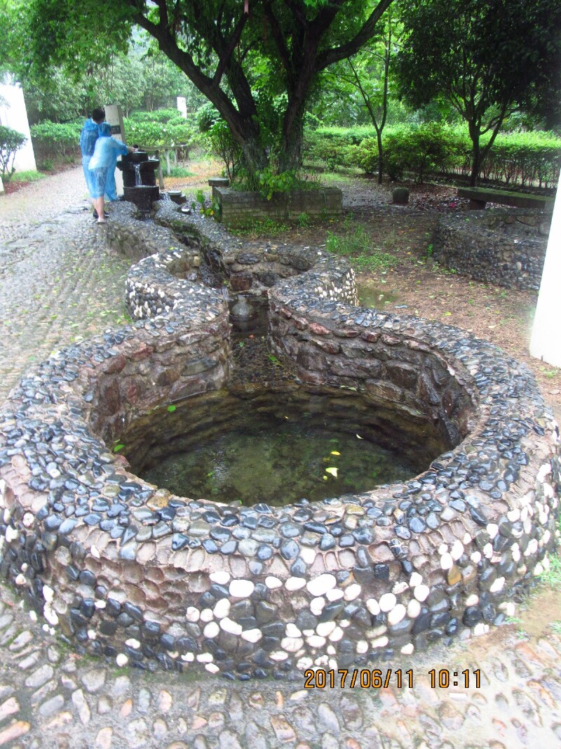 "如意池",如意池水源源不断,象征财源滚滚来."徐霞客"雕像.