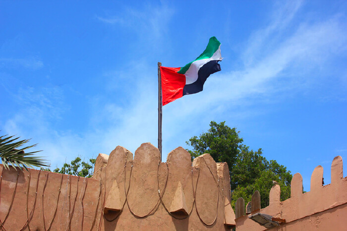 迎风飘扬的迪拜国旗,在这个沙漠之中的国家高高竖立.