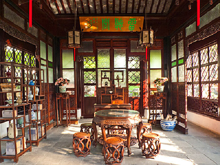 拙政园有非常多的小园区.建议看着票上的地图走.大体分为东中西部.