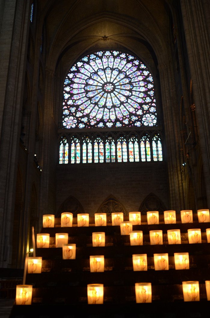 我估计张艺谋拍的《金陵十三钗》里有几个教堂内部玻璃的取景就来自于