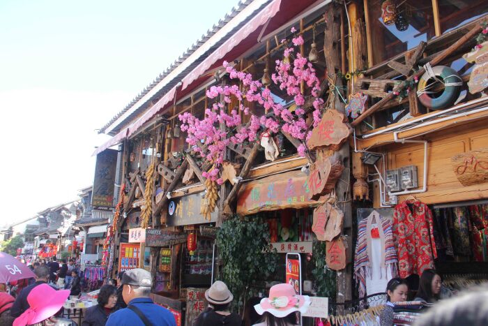 大理最出名的两间酒吧,樱花屋.但是由于行程不在大理住.