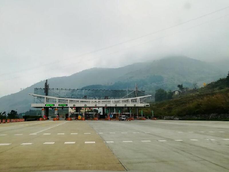 过大年除夕在隆林看烟花初一到罗平看油菜花