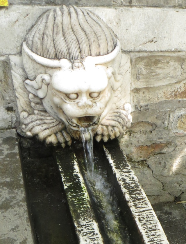 流杯亭(也称猗玕亭)是攒尖琉璃瓦顶方亭.