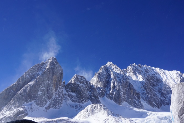 晴朗的雪山顶不多见啊!感谢老天爷让我看到了这么震撼的自然景观