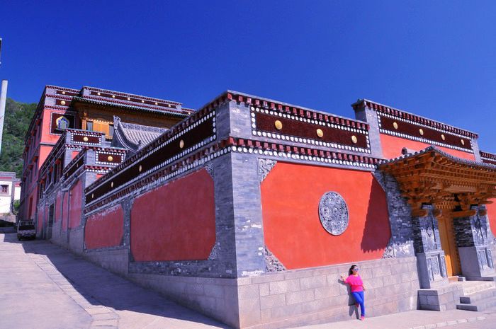 大经堂是塔尔寺宗教组织的最高权力机构,藏式平顶建筑,面积1981平方米