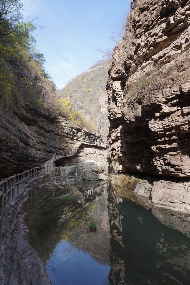 坐景区观光车车游太行天路.