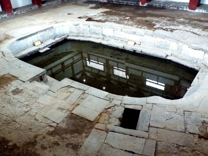 莲花汤和海棠汤建于同年,用材亦为青石,呈长方形,面积应该有海棠汤的