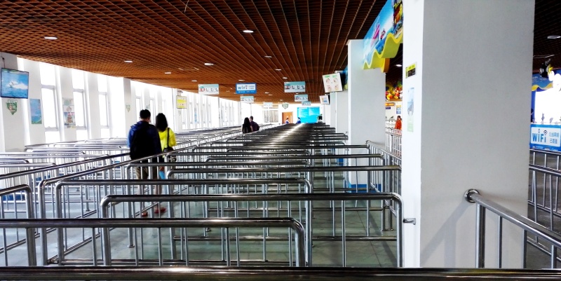 登岛游轮码头的排队栏杆,此时如此清净.