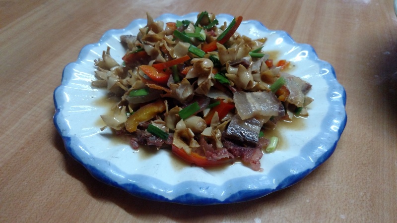   石榴花炒腊肉,很脆爽.