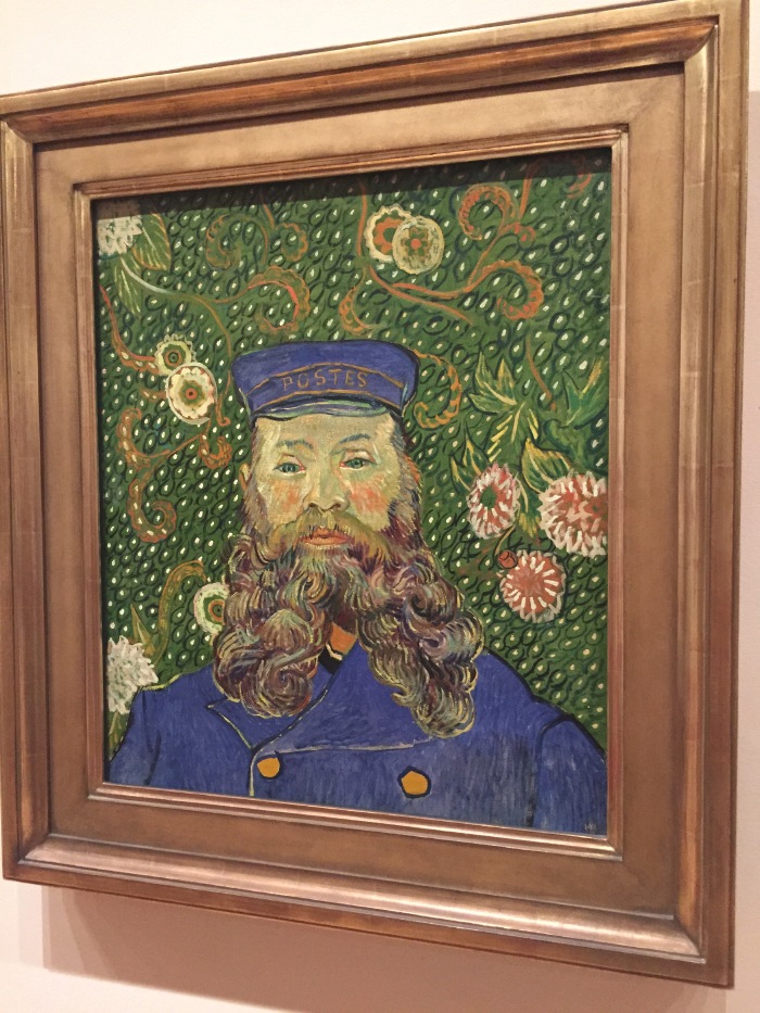 独特的风格让人一眼就可以认出是梵高的作品,这幅邮递员鲁兰的画像是