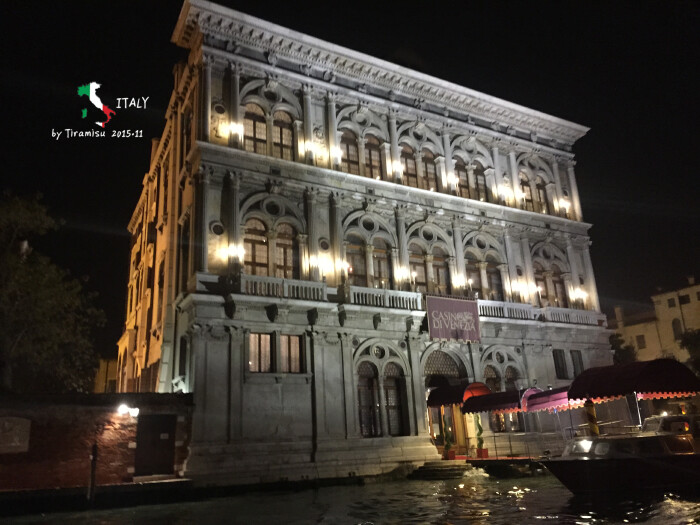 工程女在这里不是想解释两个小球同时落地,而是想说比萨斜塔地基