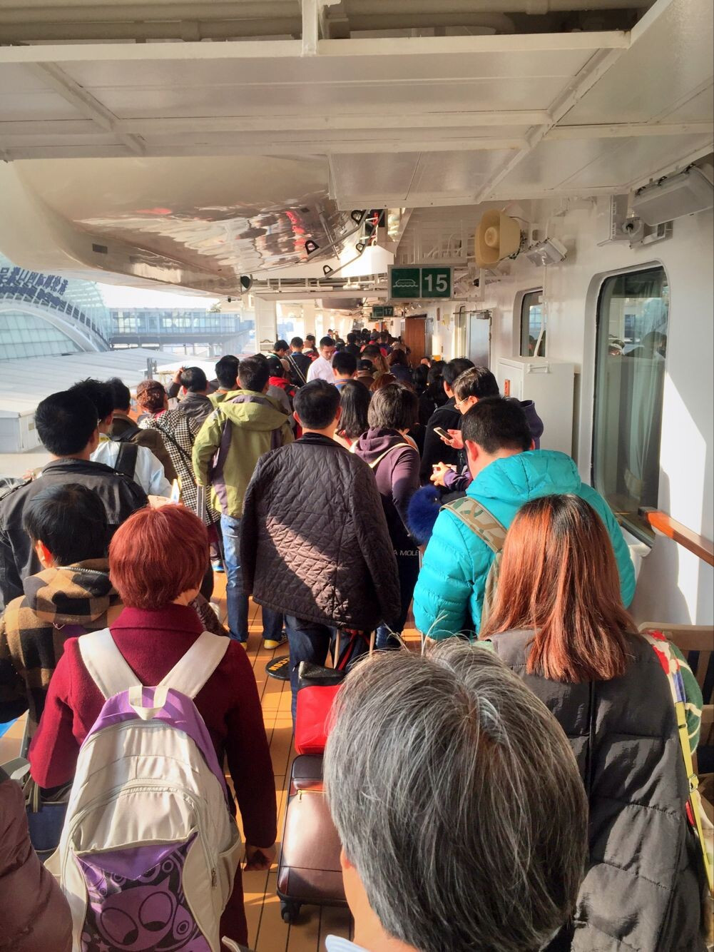 登船中,人从众.