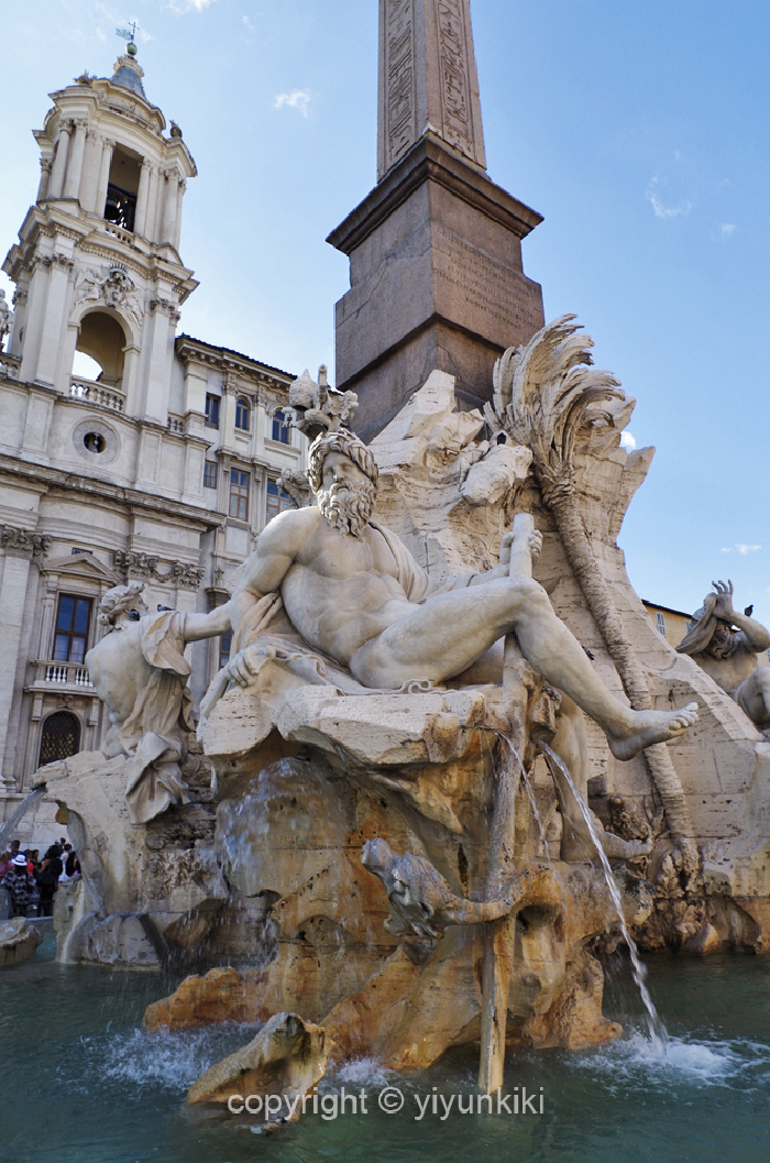 广场北端是《海神喷泉》波尔塔1574年作品.