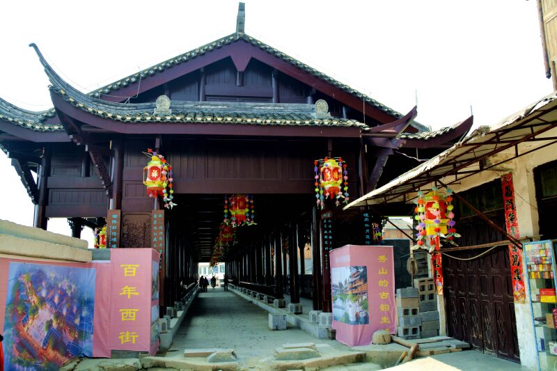 是土家族的特色建筑,村民们都在桥上积聚,聊天.秀山很美丽,也很时尚.