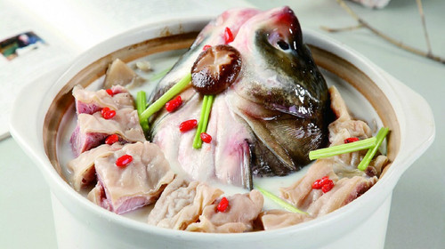 大理砂锅鱼砂锅鱼是大理地方名菜之一,将嫩鸡片,冬菇等十余种鲜辣配料