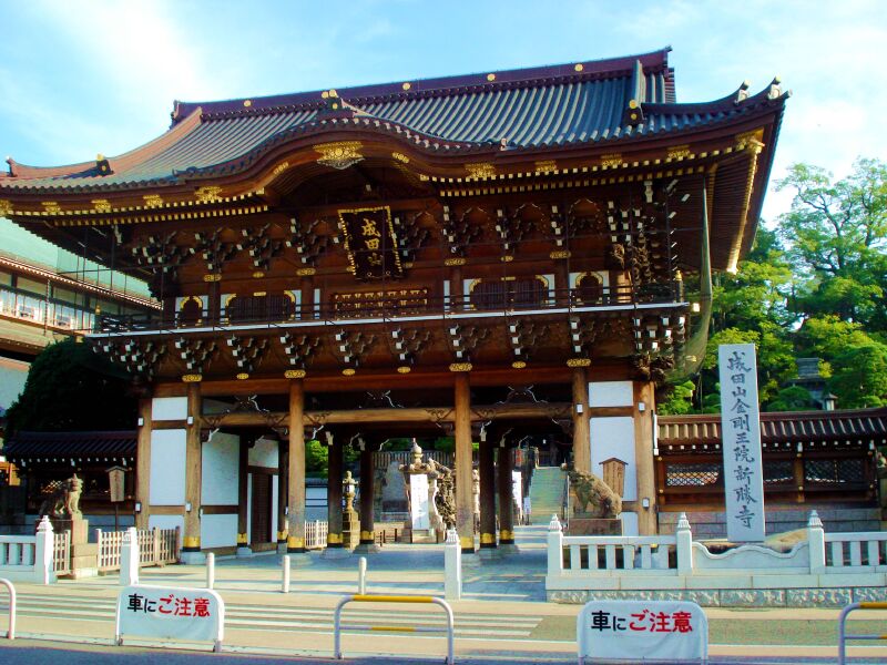 作为日本不动尊信仰的总府祈愿道场吸引了很多信众