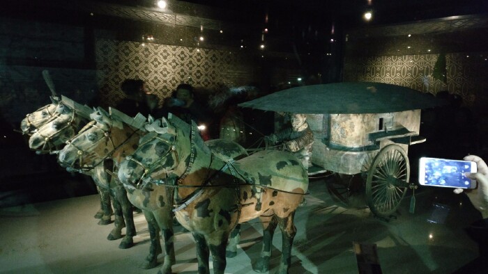 二号车为安车,也是单辕双轮.