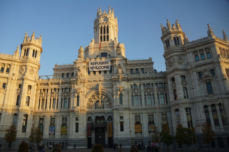 在大巴上拍摄的马德里市政厅