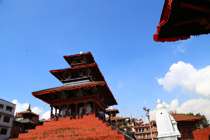 下图左侧是玛珠庙,右侧正在维修的建筑是纳拉扬毗湿奴神庙,又一座