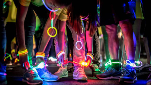 逍遥湖内正值五一帐篷音乐节,有绚丽的舞台灯光,鼓手乐队表演,互动