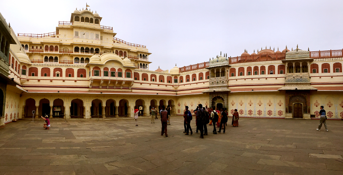 先来到宫殿博物馆,里面不准拍照,馆内珍藏了许多王公贵族们留下的衣物