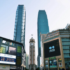 解放碑步行街的#情人节摄影展# #旅图换旅费#